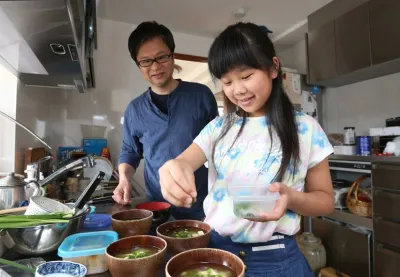 做著媽媽教的味噌湯的小花(右)和父親信吾(攝於4月29日) 做著媽媽教的味噌湯的小花(右)和父親信吾(攝於4月29日)