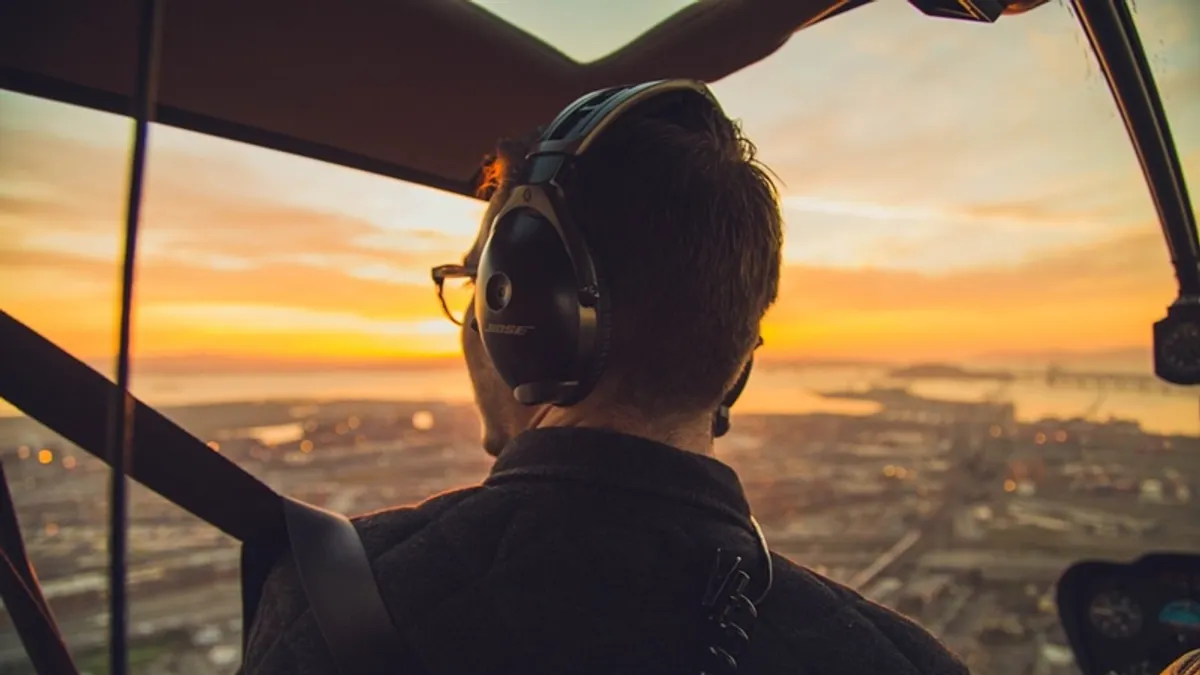 掌握著乘客的生命安全,機師的每項工作都關乎重大的使命。(圖/取自pixabay) 掌握著乘客的生命安全,機師的每項工作都關乎重大的使命。(圖/取自pixabay)