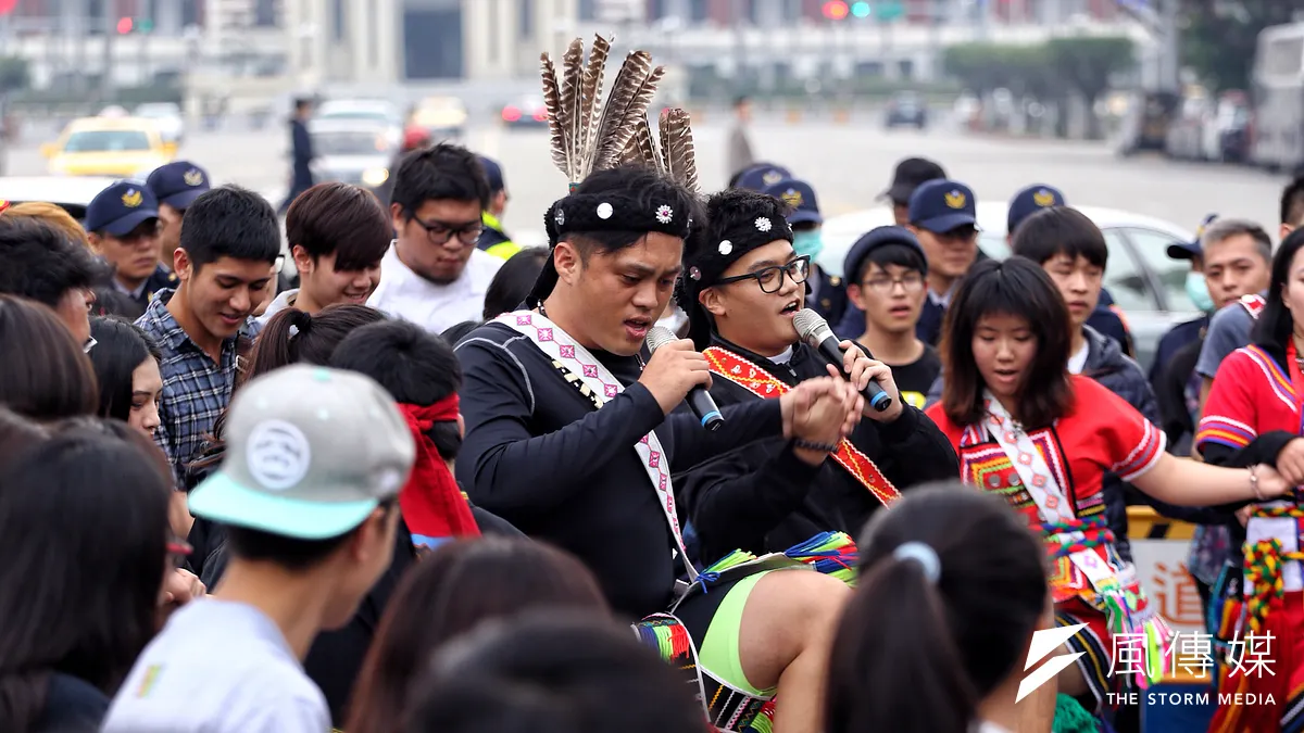 為了捍衛傳統領域,原民團體5日於凱道發起青年百人凱道舞圈。(曾原信攝)