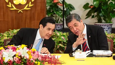 總統馬英九(左)將前往新加坡進行馬習會,國安會整合總統府侍衛室、中興警衛室以及國安局特勤中心所組成維安小組的勘查人員,4日中午立刻抵達星國。右為國安會秘書長高華柱。(顏麟宇攝)