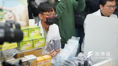 衛福部食藥署宣布,除每日補貼藥局1210元費用,也將發放獎勵金給配合辦理口罩實名制的健保藥局,最高可領3萬元。示意圖。(資料照,盧逸峰攝)