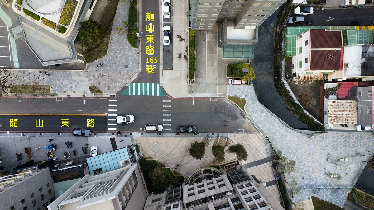 竹市東區龍山東路交通改善工程已於日前正式動工,圖為龍山東路口空拍圖。(圖/新竹市政府提供) 竹市東區龍山東路交通改善工程已於日前正式動工,圖為龍山東路口空拍圖。(圖/新竹市政府提供)