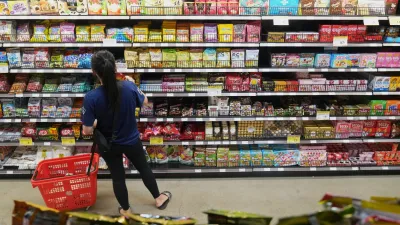 美國加州亞洲超市的零食櫃位。(美聯社)