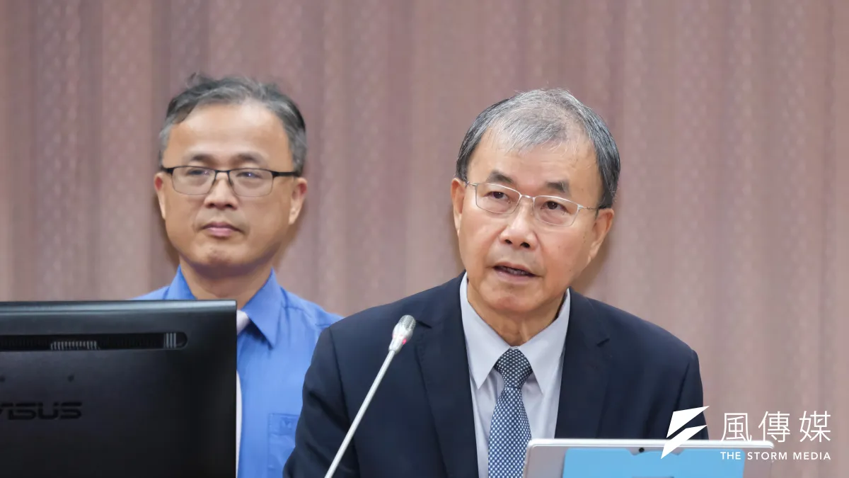 針對立委質詢女教師貼文稱被學生迷倒一事時,教育部長鄭英耀(右)表示老師應謹守分際。(劉偉宏攝)
