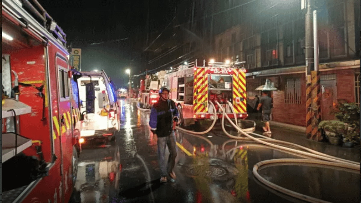 淡水淡海路一處老舊公寓深夜發生大火。(圖/翻攝自「記者爆料網」) 淡水淡海路一處老舊公寓深夜發生大火。(圖/翻攝自「記者爆料網」)