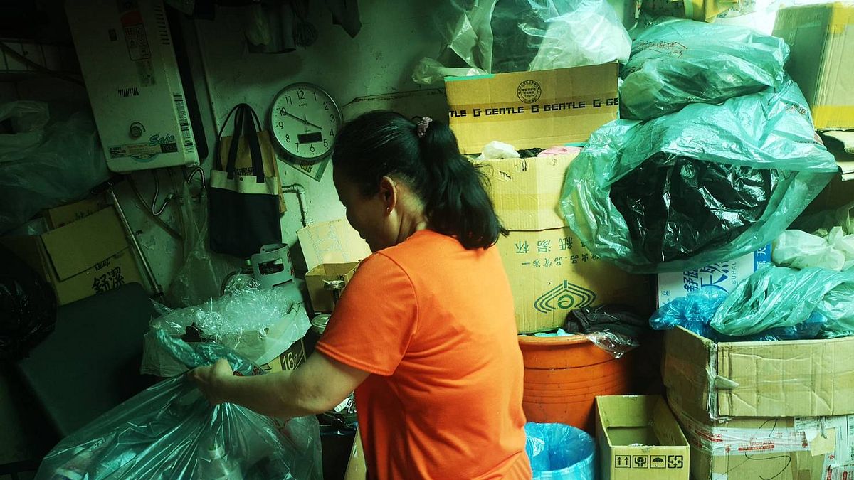 有加入「資收關懷計畫」的資收個體戶的黃小姐,透過資源回收加上環保局補助方案,終於有穩定的收入減緩經濟壓力。(圖/台中市環保局提供) 有加入「資收關懷計畫」的資收個體戶的黃小姐,透過資源回收加上環保局補助方案,終於有穩定的收入減緩經濟壓力。(圖/台中市環保局提供)