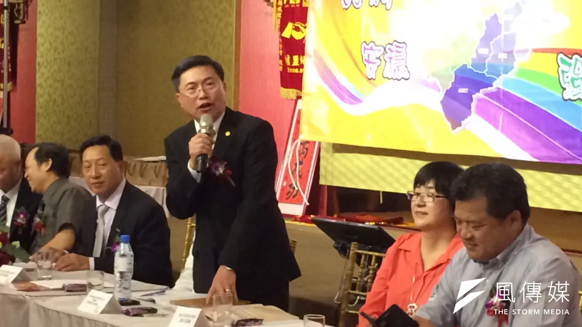 台灣海峽兩岸觀光旅遊協會董事徐銀樹(中)指出,因政治考量,中國緊縮陸客人數,他經營的旅館的住房率減少約2成,「旅遊業影響眾多人的生計,政治和經濟不應綁在一起。」(石秀娟攝)