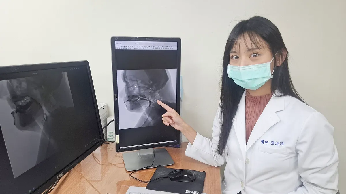 從天天嗆到不敢吃,到願意再開口—張湘琦醫師指出,透過專業儀器檢查,能精確觀察食物吞嚥路徑,找出吞嚥困難的癥結點,制定復能計畫。(圖/臺北醫院提供) 從天天嗆到不敢吃,到願意再開口—張湘琦醫師指出,透過專業儀器檢查,能精確觀察食物吞嚥路徑,找出吞嚥困難的癥結點,制定復能計畫。(圖/臺北醫院提供)