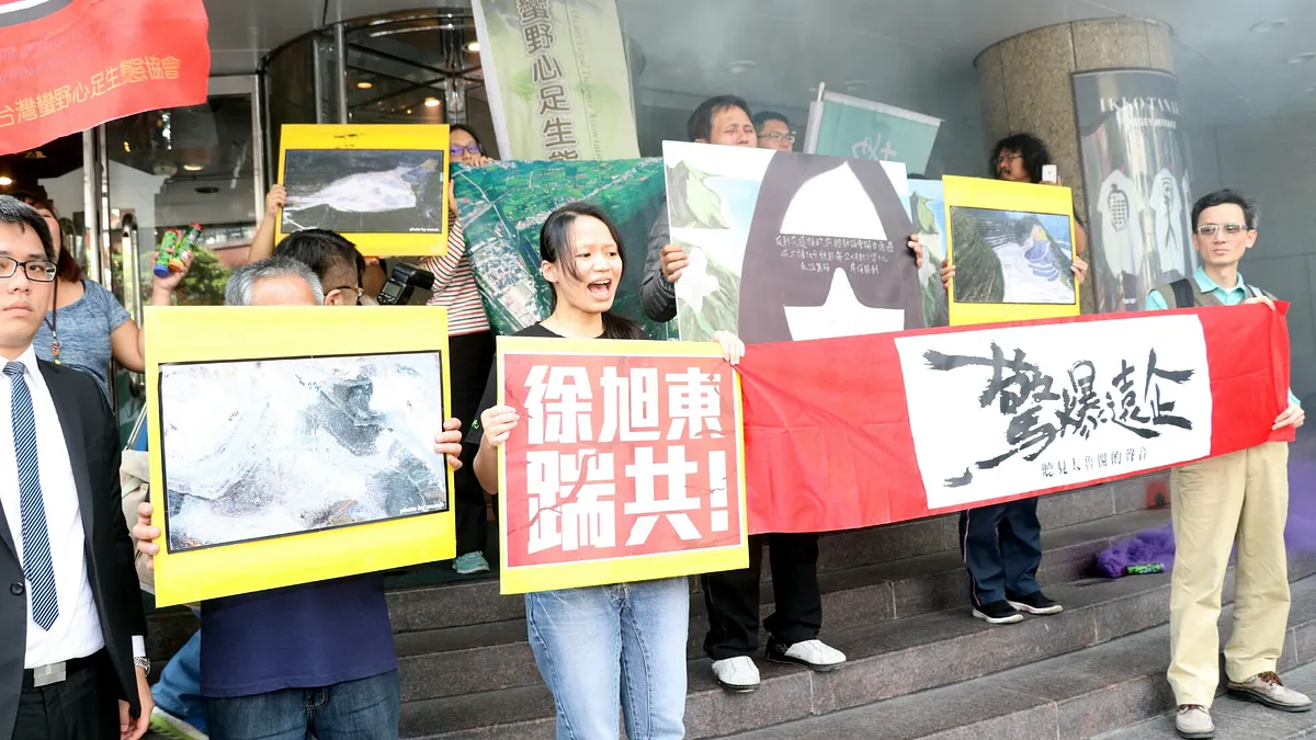 團因此與多名民進黨立委一同在網路上發起連署,要求政府撤銷亞泥礦權。圖為環保團體前往台北遠企中心前抗議亞泥太魯閣炸山。(資料照,蘇仲泓攝)