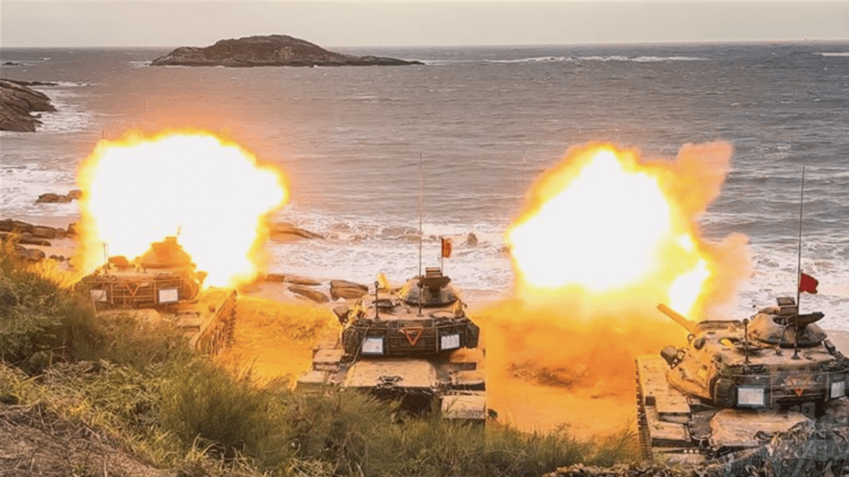 M60A3戰車前推在金門岸際,以戰車砲輪番向海上目標轟擊,擊發瞬間產生的火光相當驚人,場面震撼 。(取自軍聞社) M60A3戰車前推在金門岸際,以戰車砲輪番向海上目標轟擊,擊發瞬間產生的火光相當驚人,場面震撼 。(取自軍聞社)