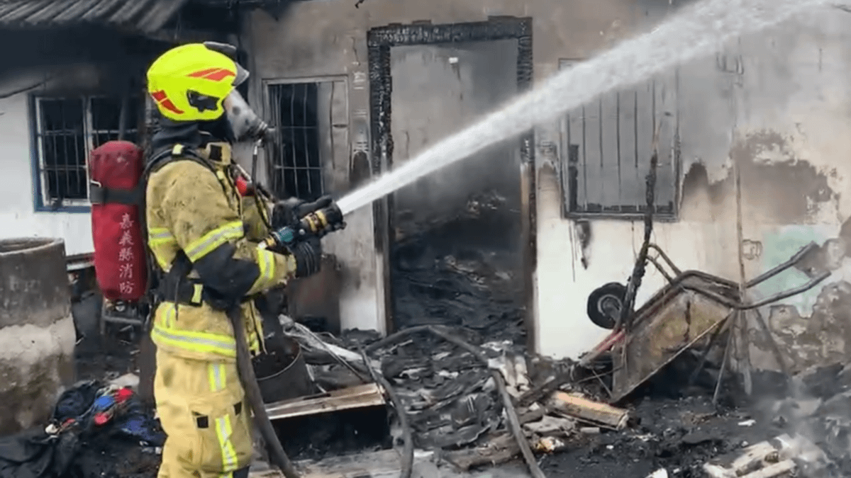 嘉義縣民雄鄉菁埔村一棟三合院今上午發生火警,一對4歲、2歲姐弟不幸喪命。(圖/記者李東陞翻攝) 嘉義縣民雄鄉菁埔村一棟三合院今上午發生火警,一對4歲、2歲姐弟不幸喪命。(圖/記者李東陞翻攝)