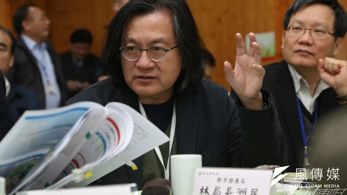 林洲民爆料,他聽說未來若出租,管委會希望承租戶和原住戶從不同門進出。(楊子磊攝)