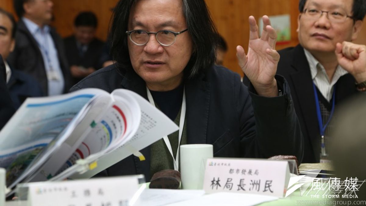 林洲民爆料,他聽說未來若出租,管委會希望承租戶和原住戶從不同門進出。(楊子磊攝) 林洲民爆料,他聽說未來若出租,管委會希望承租戶和原住戶從不同門進出。(楊子磊攝)