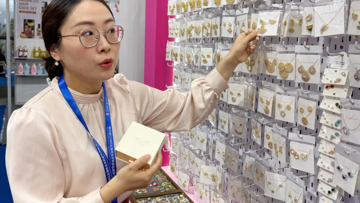 深圳全球跨境電商展上的一名飾品銷售員。(WSJ)