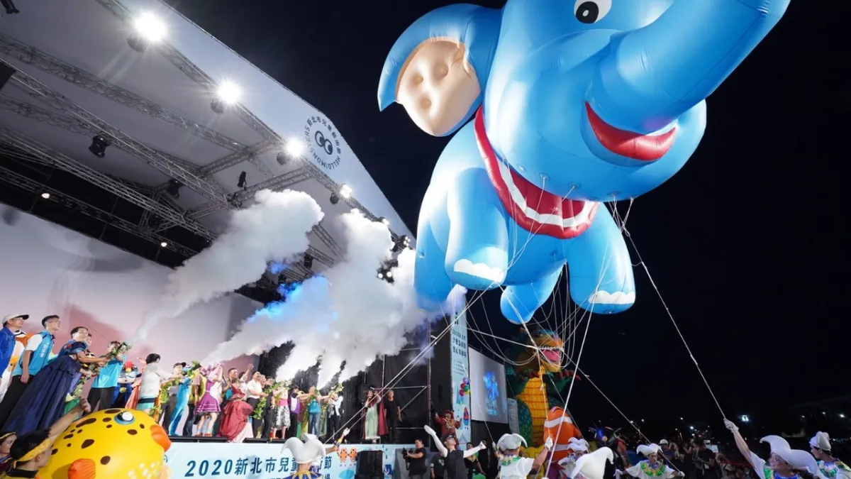 2020新北市兒童藝術節今(25)日在新北大都會公園正式開幕,開幕秀由紙風車劇團規劃巨型小飛象空飄氣球降落。(圖/新北市文化局提供)