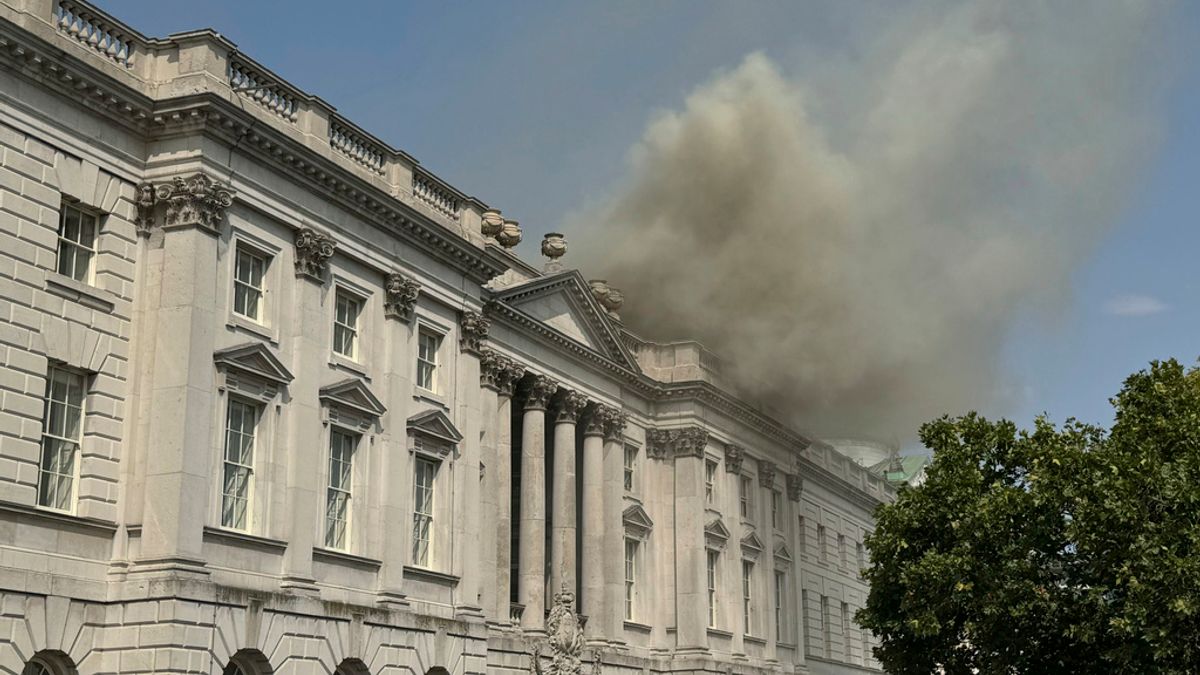 位於英國倫敦市中心的歷史文化景點「索麥塞宮」屋頂8月17日發生大火。(AP) 位於英國倫敦市中心的歷史文化景點「索麥塞宮」屋頂8月17日發生大火。(AP)