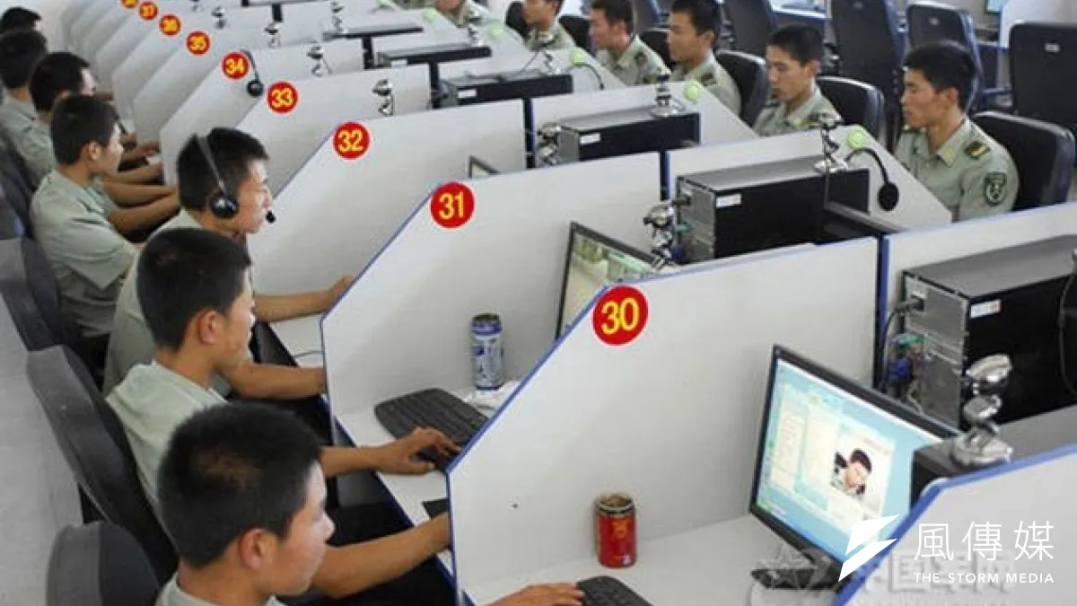 解放軍軍人在軍營局域網上學習(取自網路)
