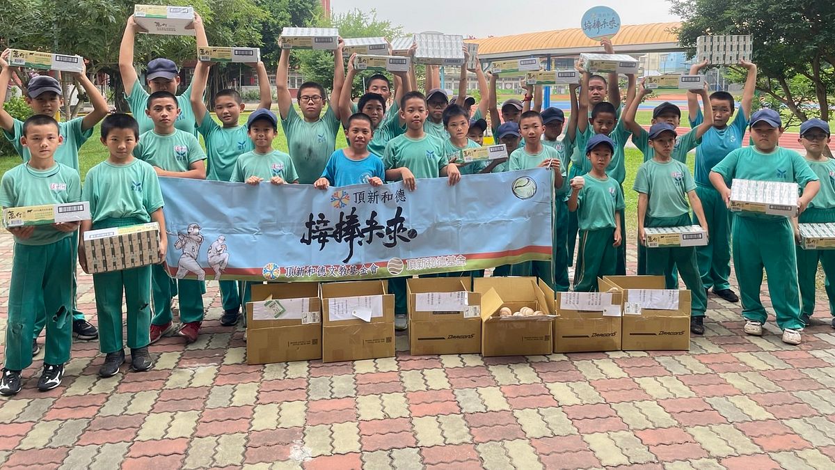 台中萬豐國小棒球隊開心收下保久乳及職棒練習球。(圖片提供:頂新和德文教基金會) 台中萬豐國小棒球隊開心收下保久乳及職棒練習球。(圖片提供:頂新和德文教基金會)