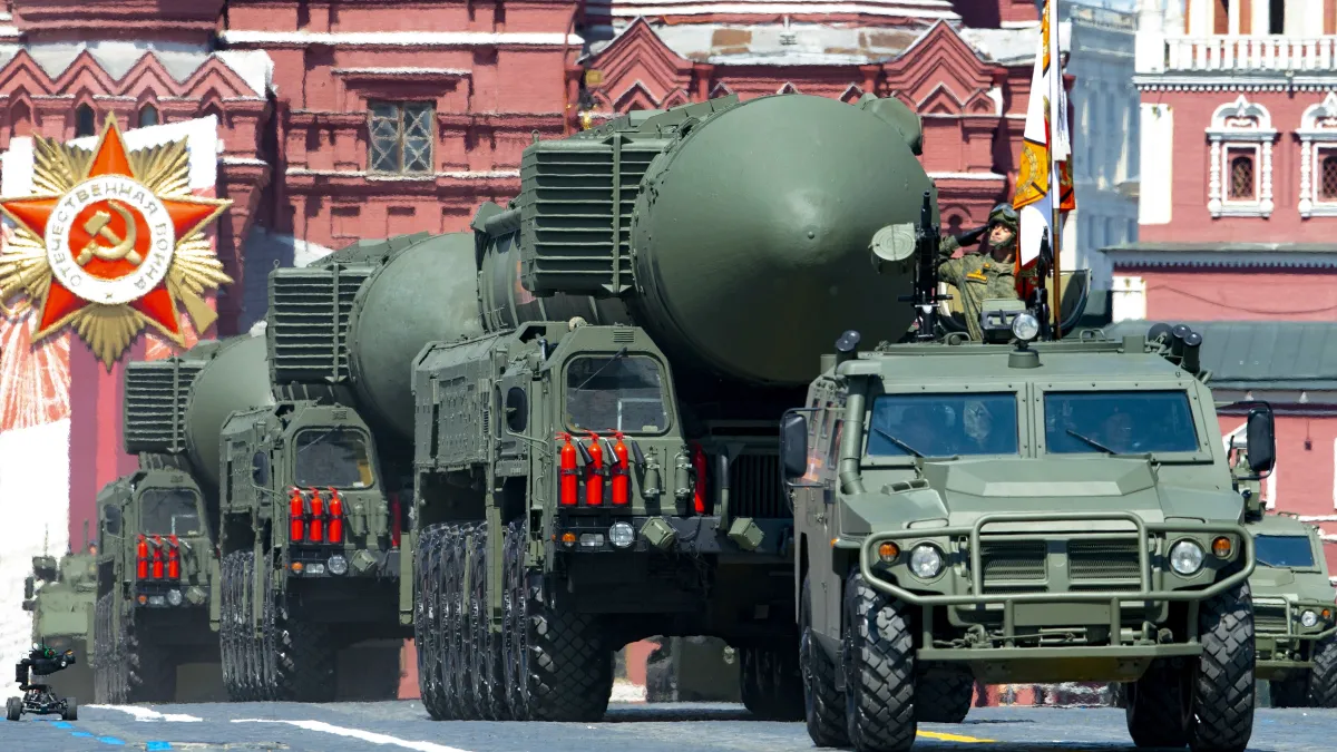 2020年6月、赤の広場での軍事パレードに登場した大陸間弾道ミサイル「RS-24ヤルス」。(AP)