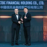 中信金控榮獲亞洲權威人力資源雜誌《HR Asia》「2026亞洲最佳企業雇主獎」,由中信銀人力資源發展處副處長李祥毅副總(右)代表受獎。圖/中信金控提供 中信金控榮獲亞洲權威人力資源雜誌《HR Asia》「2026亞洲最佳企業雇主獎」,由中信銀人力資源發展處副處長李祥毅副總(右)代表受獎。圖/中信金控提供