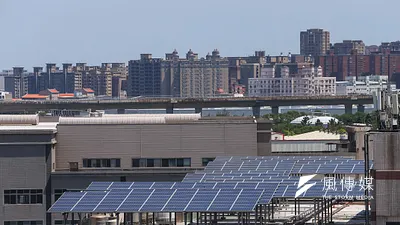 由於太陽能等再生能源發電「看天吃飯」的特性,必須以儲能設備配合才能穩定供電。(資料照,顏麟宇攝)