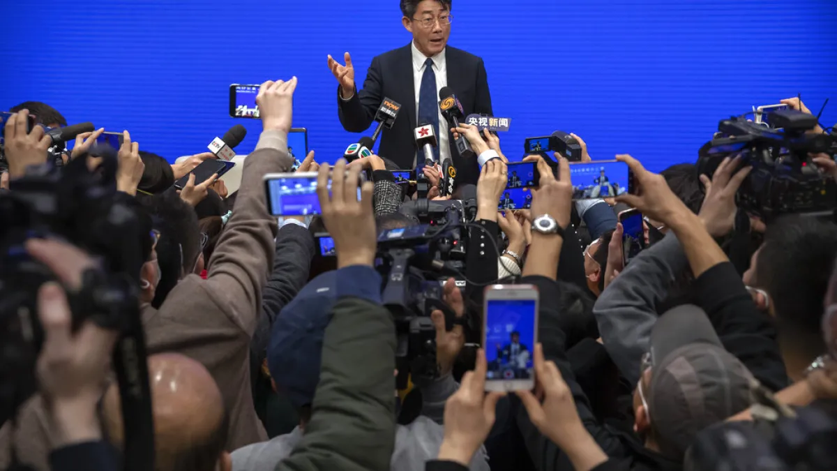 武漢肺炎疫情蔓延,中國國務院召開記者會說明最新狀況。(美聯社)