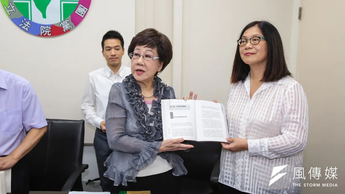 20190513-前總統呂秀蓮13日至立院拜會民進黨團談公投法修法事宜,由幹事長管碧玲等人負責接待。(顏麟宇攝)