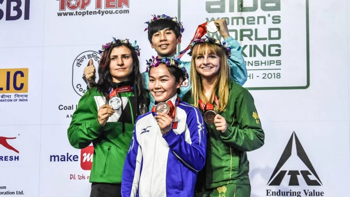 林郁婷(中後)在印度新德里的2018年世界女子拳擊錦標賽擊敗保加利亞選手,為台灣贏得這項賽事首面金牌。。(圖取自AIBA官網)
