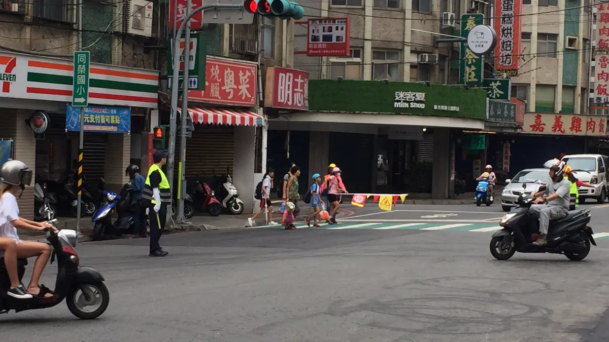 新北市林口分局在轄區內小學之學童上、下學時段,編排警力並結合導護志工,於學校周遭路口執行「護童專案」勤務確保學童平安。 (圖/新北市林口分局提供)