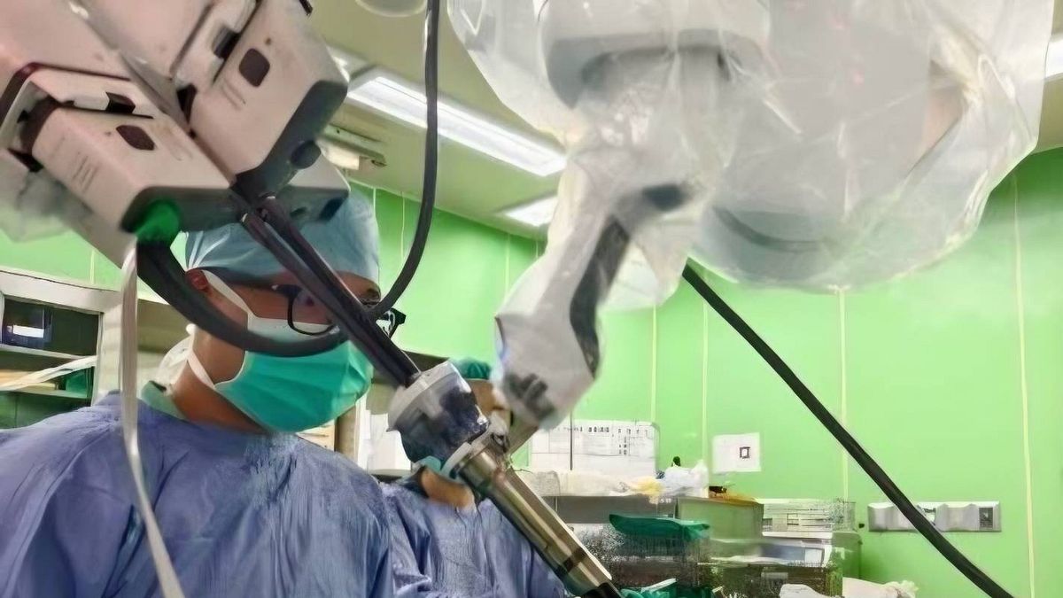 罕見咽喉小唾腺癌!林口長庚「單孔達文西內外複合喉保留手術」助抗癌不失聲