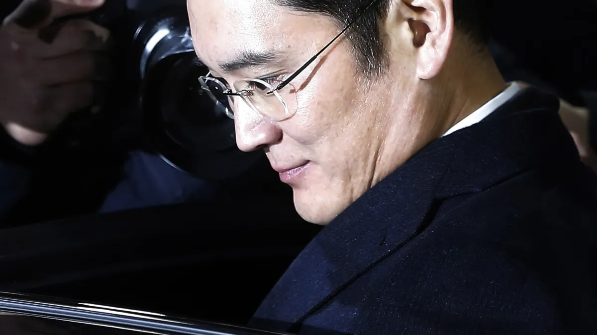 三星電子副會長李在鎔12日接受特別檢察組偵訊(AP)