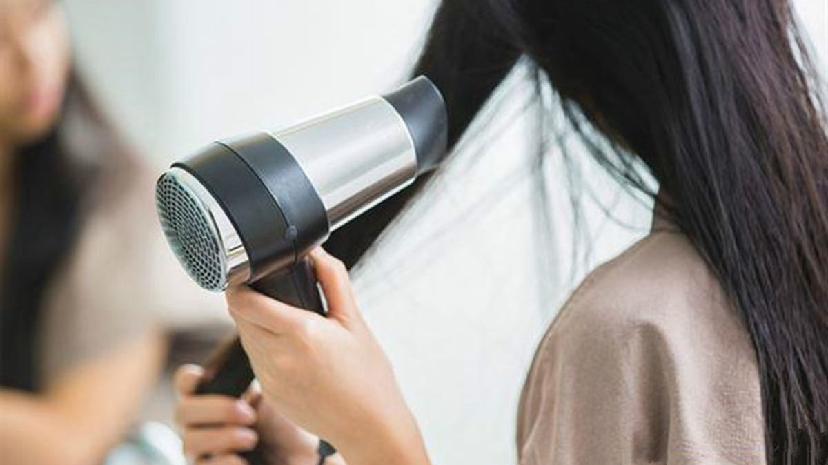 別小看頭髮不吹乾的嚴重性,一旦頭部受寒、著涼,不用等到年紀變大,就可能引起頭痛發生;甚至干擾經絡暢通,影響全身健康!(圖/華人健康網提供) 別小看頭髮不吹乾的嚴重性,一旦頭部受寒、著涼,不用等到年紀變大,就可能引起頭痛發生;甚至干擾經絡暢通,影響全身健康!(圖/華人健康網提供)