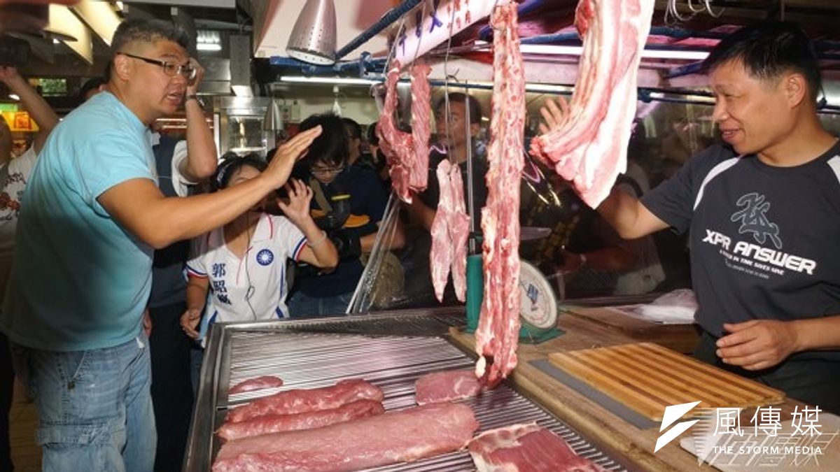 國民黨台北市長參選人連勝文6日拋出市場政見,承諾未來4年投入至少10億,進行公有市場、商場的整修、改建計畫。圖為連勝文日前拜訪南門市場。(蘇仲泓攝) 國民黨台北市長參選人連勝文6日拋出市場政見,承諾未來4年投入至少10億,進行公有市場、商場的整修、改建計畫。圖為連勝文日前拜訪南門市場。(蘇仲泓攝)