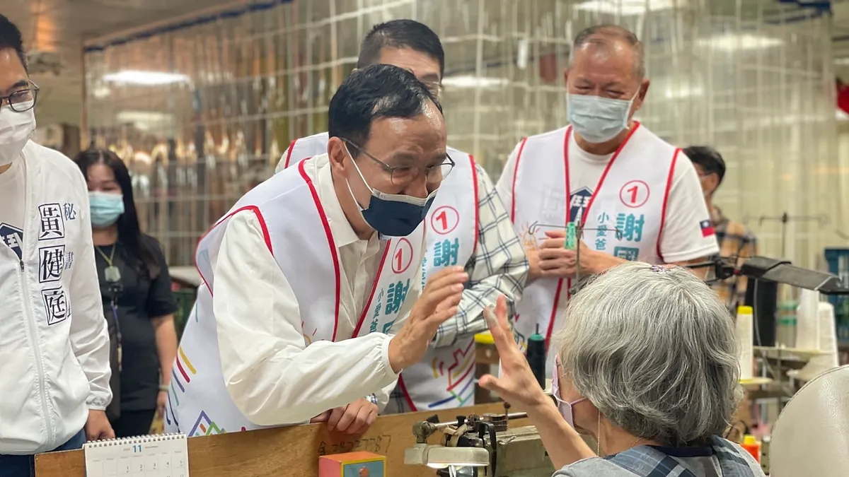 國民黨主席朱立倫26日上午,陪同黨籍基隆市長候選人謝國樑到基隆成功市場掃街拜票。(國民黨提供)