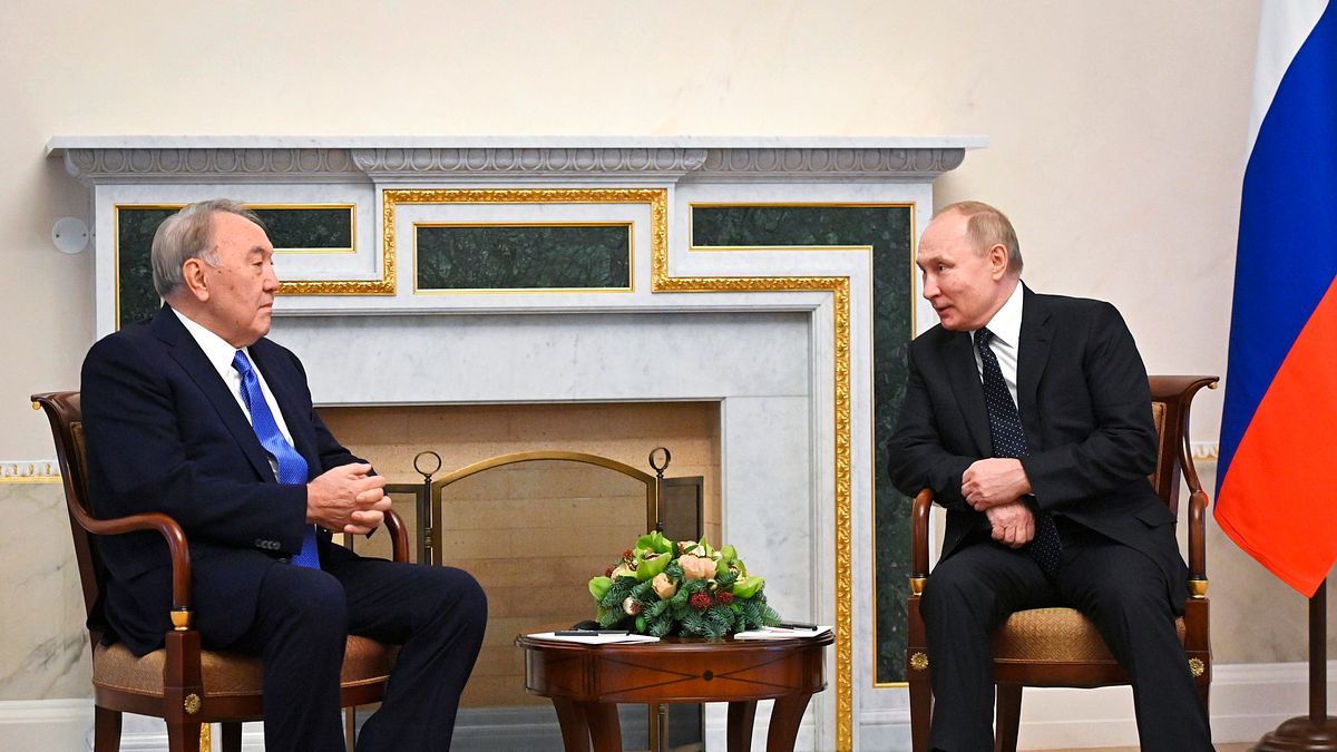 哈薩克前總統納扎爾巴耶夫(Nursultan Nazarbayev,左)與俄羅斯總統普京2021年12月28日在聖彼得堡會面(AP) 哈薩克前總統納扎爾巴耶夫(Nursultan Nazarbayev,左)與俄羅斯總統普京2021年12月28日在聖彼得堡會面(AP)