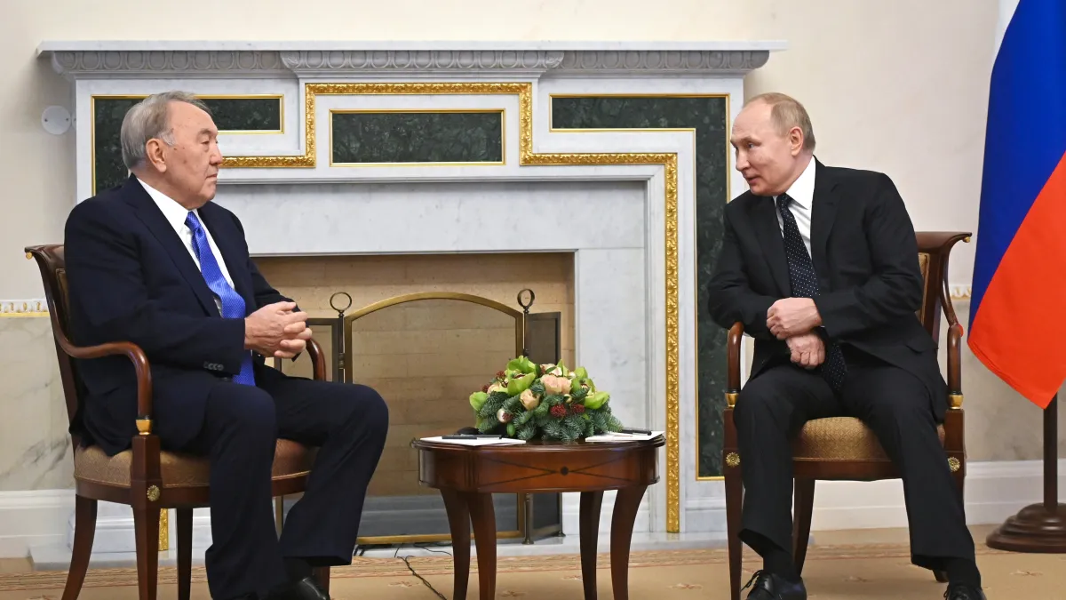 哈薩克前總統納扎爾巴耶夫(Nursultan Nazarbayev,左)與俄羅斯總統普京2021年12月28日在聖彼得堡會面(AP)