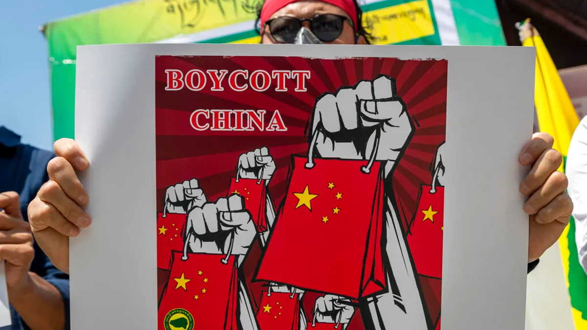 印度達蘭薩拉一名流亡藏人要求抵制中國商品。(美聯社)