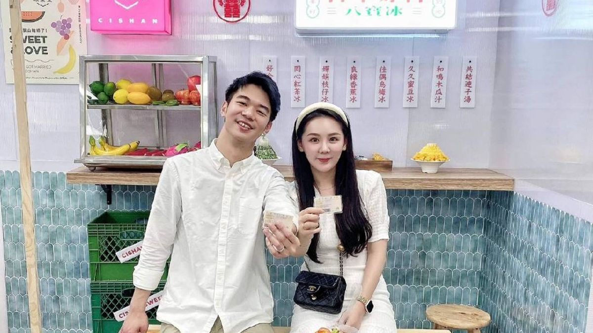 慕名「旗香冰菓室」結婚登記背板而來的民眾,有機會拍美照、拿好禮。(圖/高市民政局提供) 慕名「旗香冰菓室」結婚登記背板而來的民眾,有機會拍美照、拿好禮。(圖/高市民政局提供)