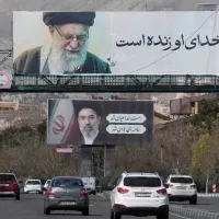 イランの首都テヘランの高速道路沿いに掲げられた巨大な看板。故アリ・ハメネイ師と、後継者のモジュタバ・ハメネイ師が描かれている=2026年3月24日(写真/AP通信) イランの首都テヘランの高速道路沿いに掲げられた巨大な看板。故アリ・ハメネイ師と、後継者のモジュタバ・ハメネイ師が描かれている=2026年3月24日(写真/AP通信)