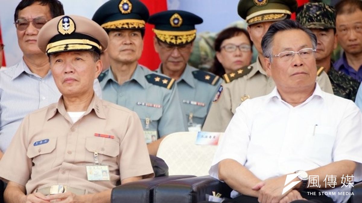國防部長嚴明(右)請辭獲准,將由參謀總長高廣圻(左)接任。(資料照片,蘇仲泓攝) 國防部長嚴明(右)請辭獲准,將由參謀總長高廣圻(左)接任。(資料照片,蘇仲泓攝)