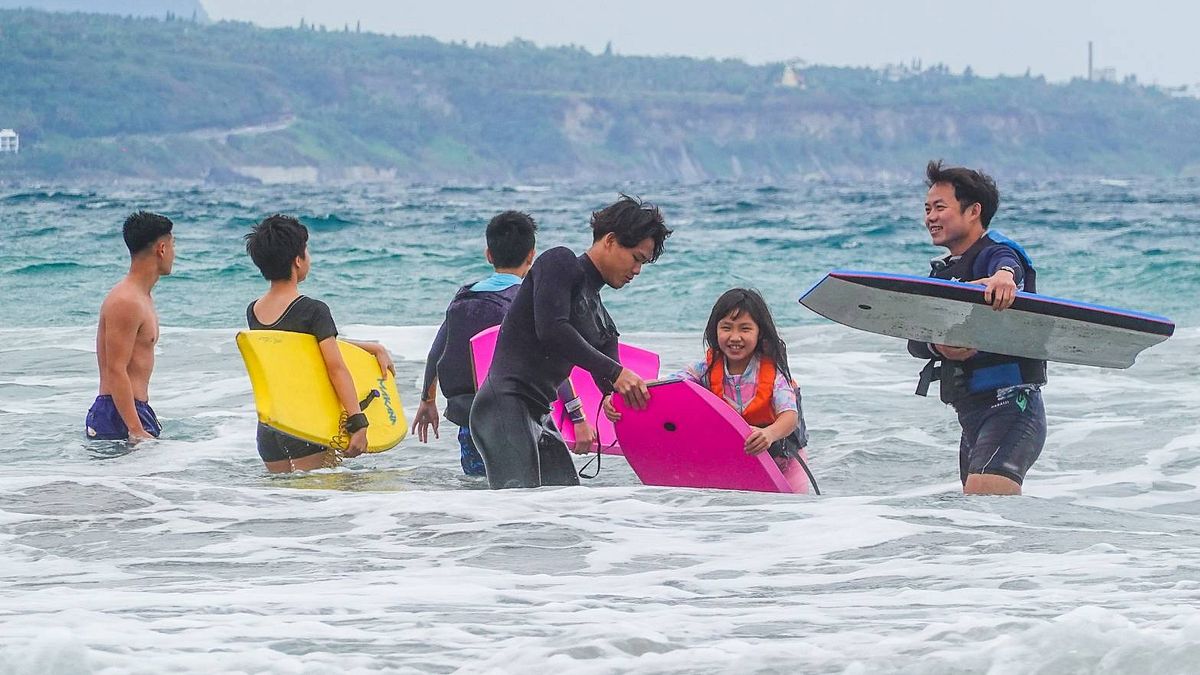 台東縣政府推出4場次水域安全親子體驗,讓民眾安全戲水。(圖/臺東縣政府交觀處提供) 台東縣政府推出4場次水域安全親子體驗,讓民眾安全戲水。(圖/臺東縣政府交觀處提供)