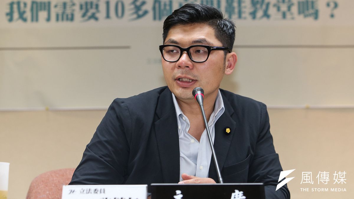 高跟鞋教堂申請金氏世界紀錄「世界最大」,國民黨不分區立委許毓仁今日舉行「欠缺思考的奇葩政策,造就奇葩的觀光建築」公聽會。(陳明仁攝) 高跟鞋教堂申請金氏世界紀錄「世界最大」,國民黨不分區立委許毓仁今日舉行「欠缺思考的奇葩政策,造就奇葩的觀光建築」公聽會。(陳明仁攝)