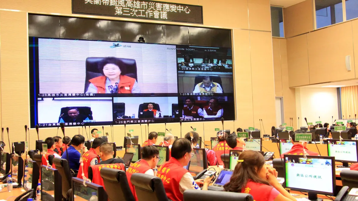 位於凱旋路消防大樓的災害應變中心14日下午4時召開第3次工作會議,市長陳菊與行政院長林全視訊連線、報告災情。(高雄市政府提供)