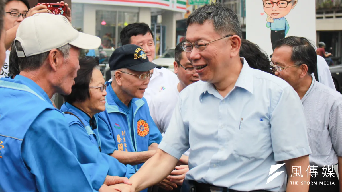 台北市長柯文哲前往花蓮吉安鄉慈惠堂參香。(方炳超攝)