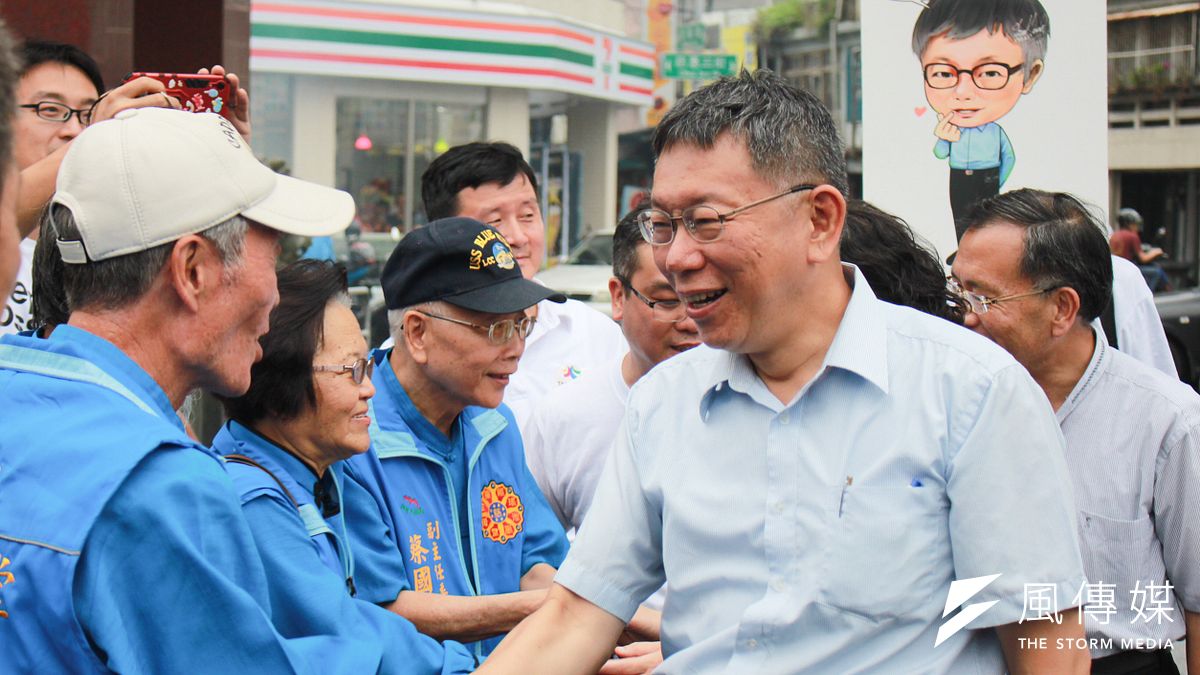 台北市長柯文哲前往花蓮吉安鄉慈惠堂參香。(方炳超攝) 台北市長柯文哲前往花蓮吉安鄉慈惠堂參香。(方炳超攝)