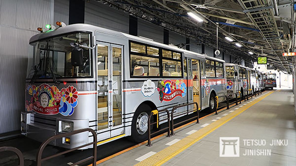 開山前的扇澤站內,停靠著關電無軌電車300形,車身上已有明年將改由充電式巴士字樣的彩繪。(圖/想想論壇提供) 開山前的扇澤站內,停靠著關電無軌電車300形,車身上已有明年將改由充電式巴士字樣的彩繪。(圖/想想論壇提供)