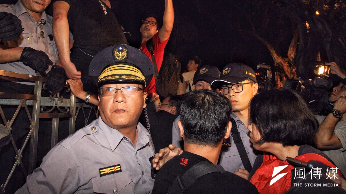 社運人士王奕凱號召網友前往立法院抗議民進黨草率確認「一例一休」議事錄,晚間與同伴衝向立法院大門並翻過圍牆。(曾原信攝)