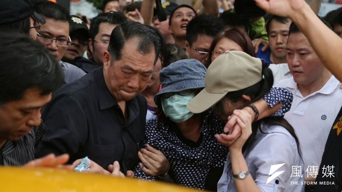 捷運隨機殺人案鄭捷父母27日現身,發表聲明並道歉,最後在警方護送下離去。(余志偉攝) 捷運隨機殺人案鄭捷父母27日現身,發表聲明並道歉,最後在警方護送下離去。(余志偉攝)