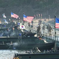 2025年三場看似不同的戰爭,共同揭示了人類衝突的雙重面貌:一種是延續千年的「原始野蠻」,如加薩戰火;另一種則是文明語言包裝下的「現代野蠻」,如俄烏衝突與美國內部的價值內戰。(美聯社) 2025年三場看似不同的戰爭,共同揭示了人類衝突的雙重面貌:一種是延續千年的「原始野蠻」,如加薩戰火;另一種則是文明語言包裝下的「現代野蠻」,如俄烏衝突與美國內部的價值內戰。(美聯社)