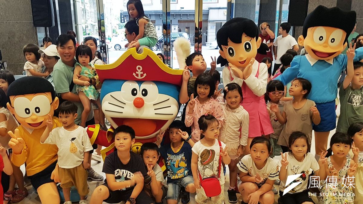 新竹大型購物中心今夏率先推出「哆啦A夢!金銀島奪寶探險」主題活動,現場擠滿朝聖親子人潮。(圖/方詠騰攝) 新竹大型購物中心今夏率先推出「哆啦A夢!金銀島奪寶探險」主題活動,現場擠滿朝聖親子人潮。(圖/方詠騰攝)